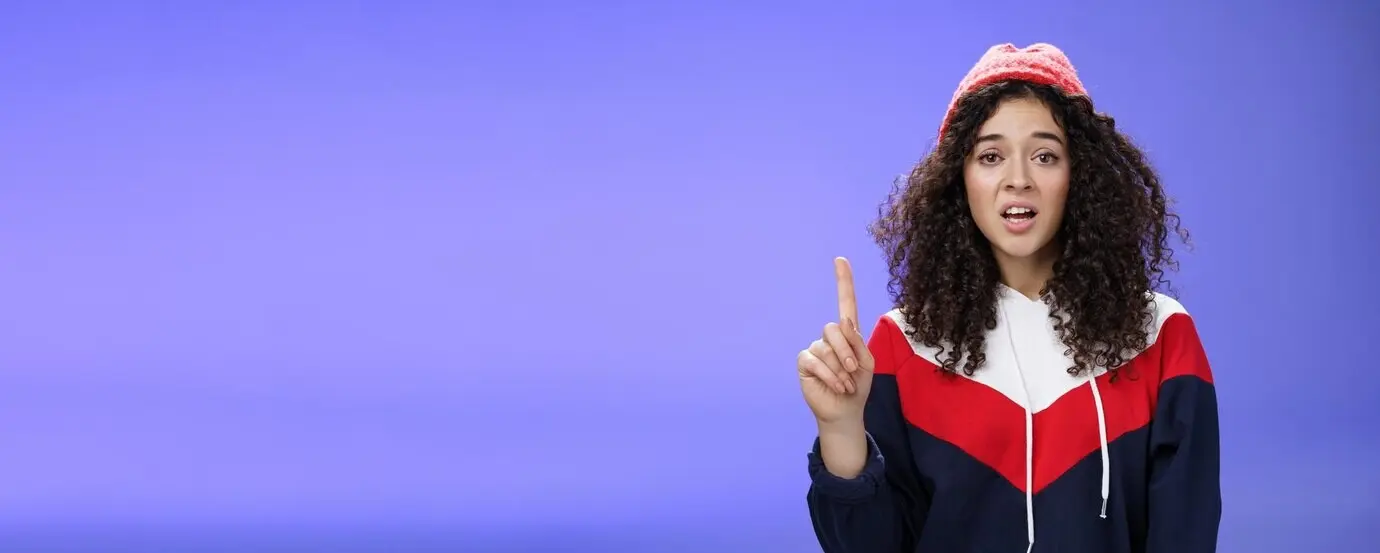 Regel Nummer eins: Leg dich nicht mit mir an, Babe – Porträt einer coolen, stylischen, jungen Frau mit lockigen Haaren und Swag.